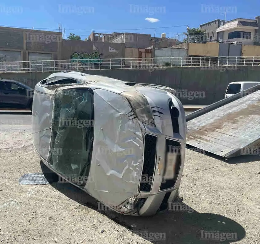 Persona resulta lesiona tras volcadura de camioneta en Fresnillo