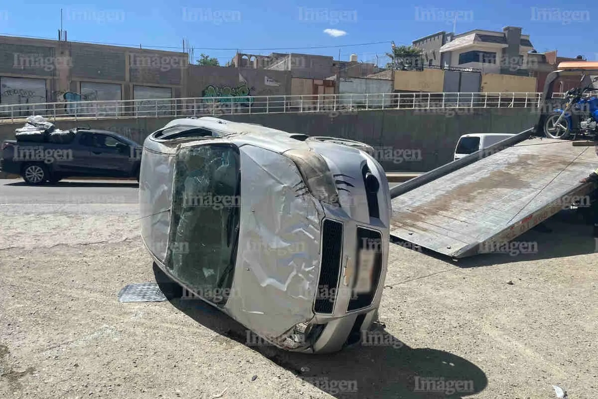 Persona resulta lesiona tras volcadura de camioneta en Fresnillo |