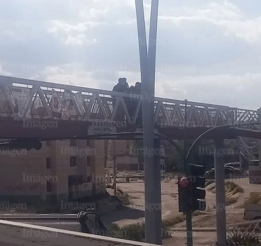 Policías municipales salvan la vida de un hombre en puente del Paseo del Mineral