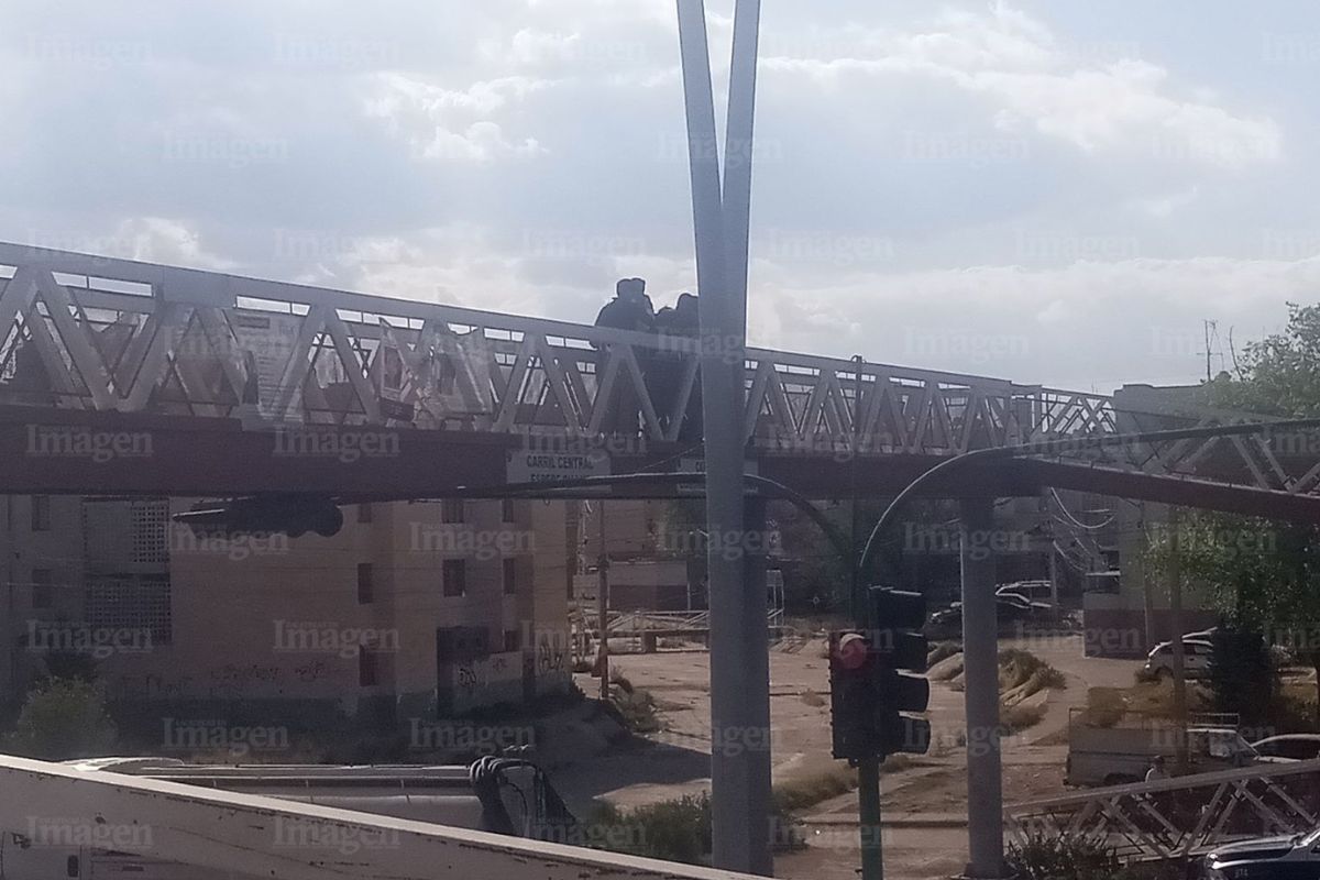 Policías municipales salvan la vida de un hombre en puente del Paseo del Mineral