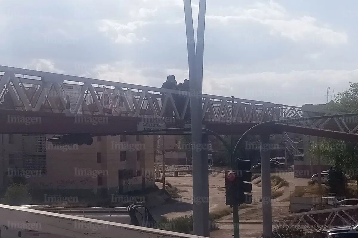Policías municipales salvan la vida de un hombre en puente del Paseo del Mineral |