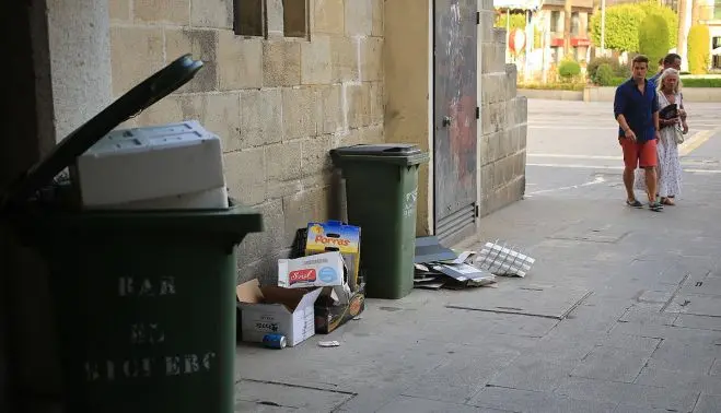 Quejas en Jerez: Basura de bares ensucia calles y afecta turismo en el centro histórico