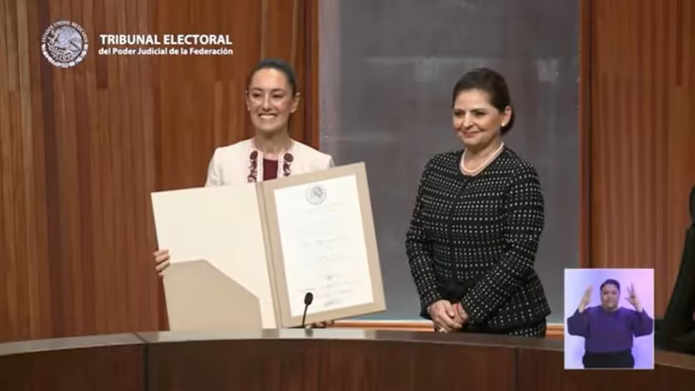 TEPJF confirma entrega de constancia de mayoría a Claudia Sheinbaum el 15 de agosto, corrigiendo fecha previamente mencionada.