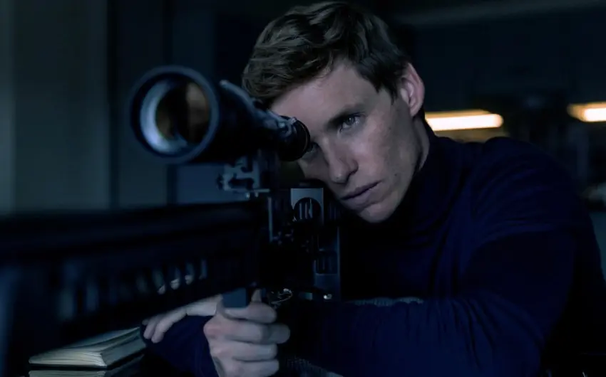 Eddie Redmayne nos cuenta cómo fue que David Bowie lo inspiró para ‘The Day of the Jackal’