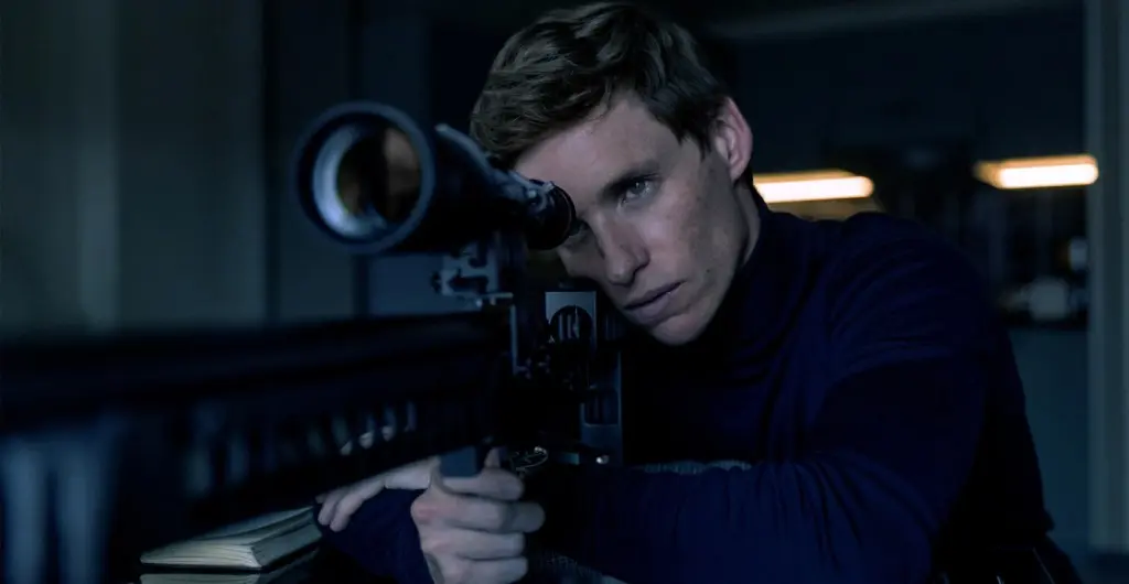 Eddie Redmayne nos cuenta cómo fue que David Bowie lo inspiró para The Day of the Jackal |