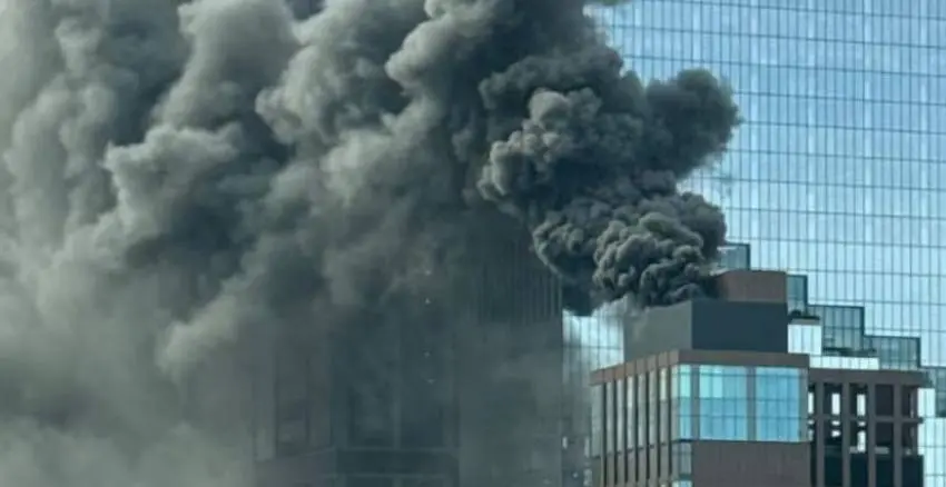 Video: Se incendia rascacielos y se cubre de humo el cielo de Manhattan