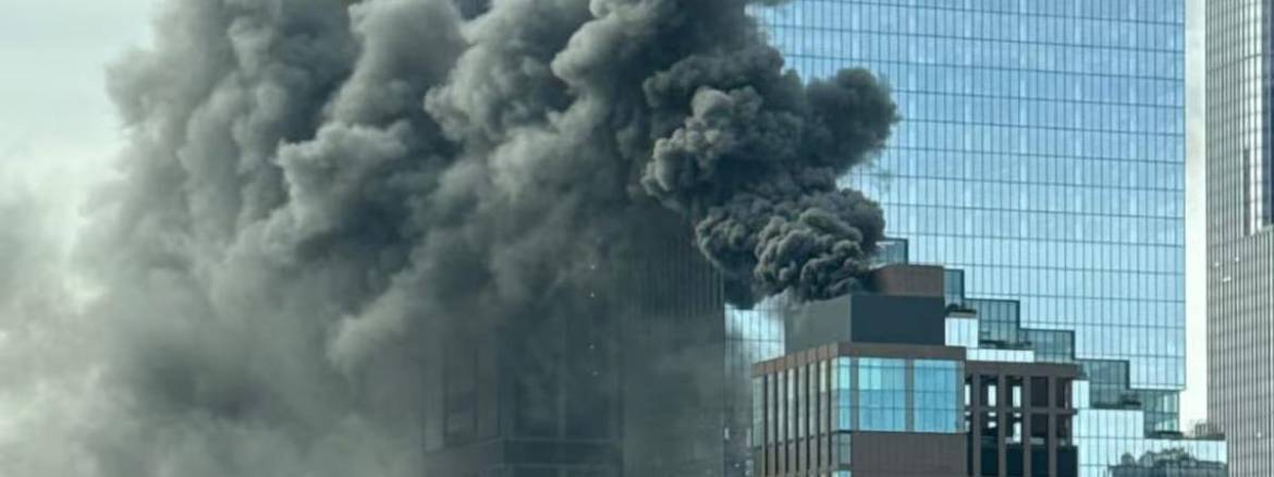 Video: Se incendia rascacielos y se cubre de humo el cielo de Manhattan