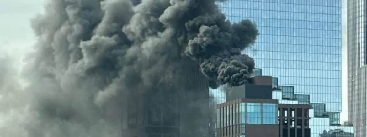 Video Se incendia rascacielos y se cubre de humo el cielo de Manhattan |
