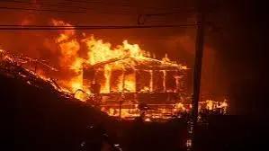 Dejan muertos y miles de evacuados devastadores incendios en Los Ángeles