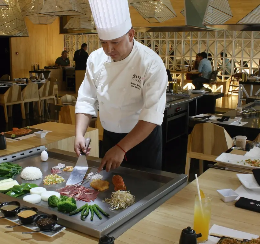 Ikebana ofrece espectáculo culinario japonés en Antea