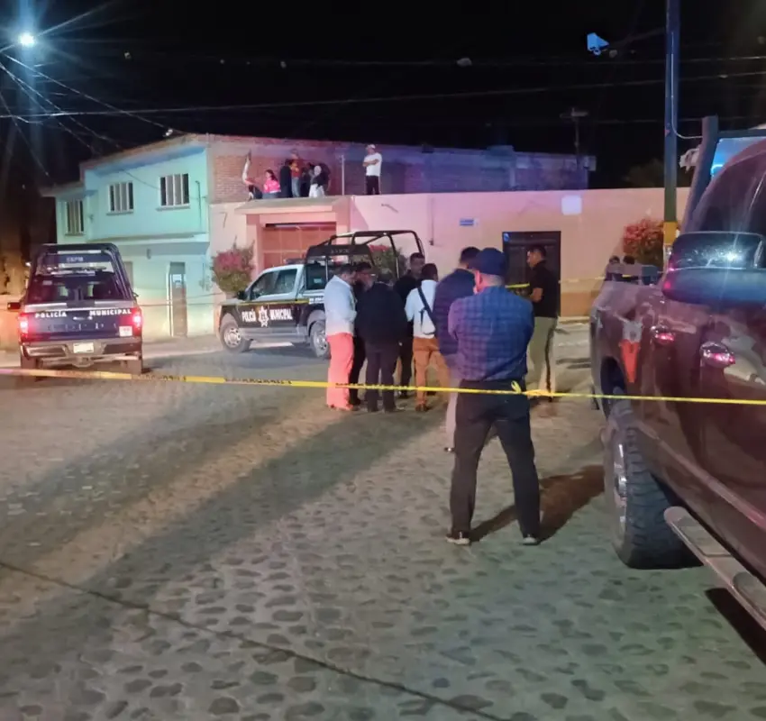 Acribillan a joven en su camioneta