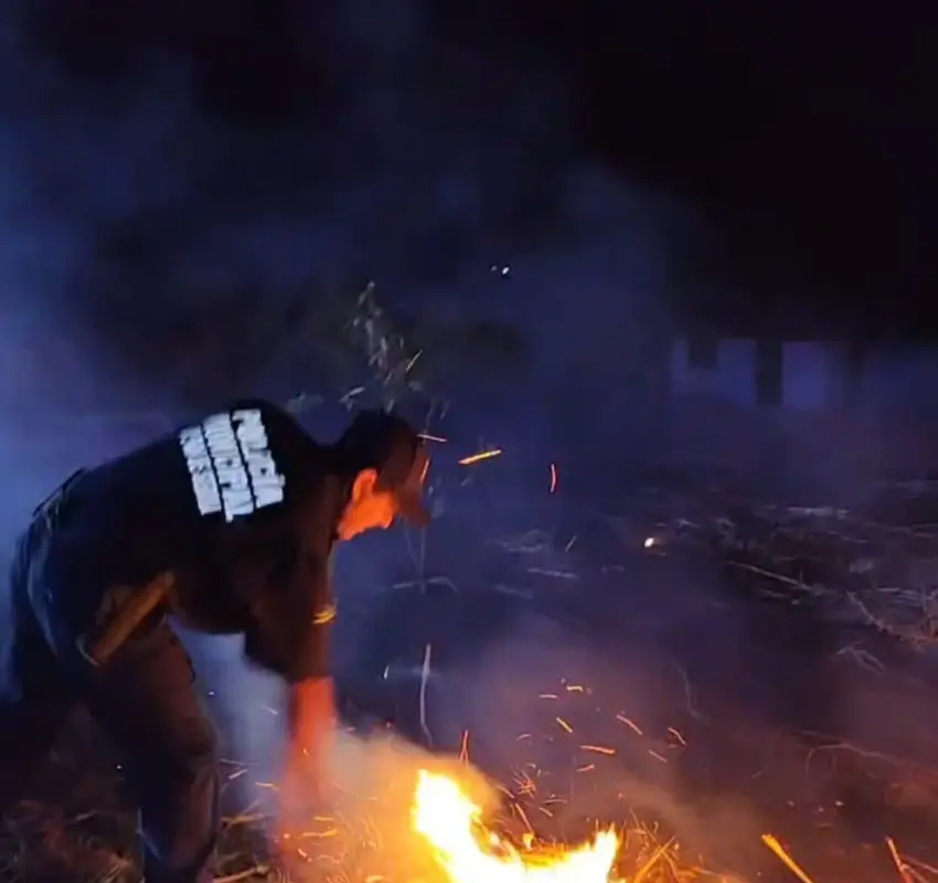 Apagan incendio de pastizal en La Troja, Jalpan de Serra