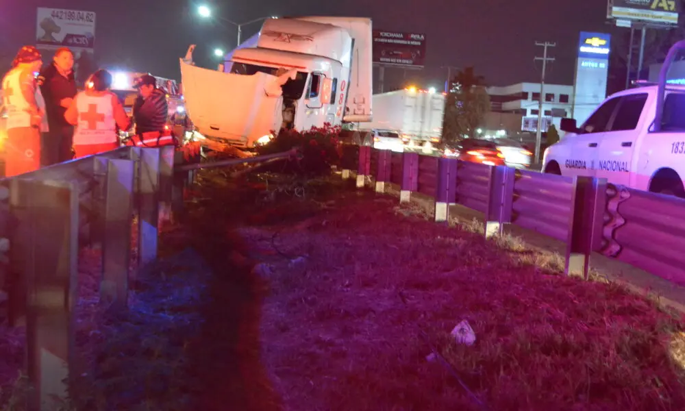 Aparatosa salida de camino | Aparatosa salida de camino   Noticias de Querétaro