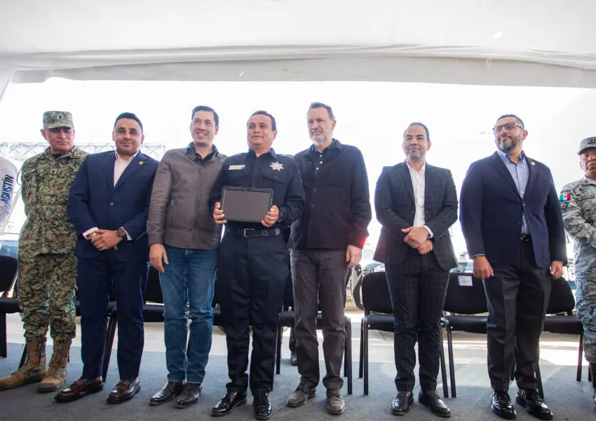 Asiste MKG a la entrega de patrullas y equipamiento para la seguridad pública de El Marqués
