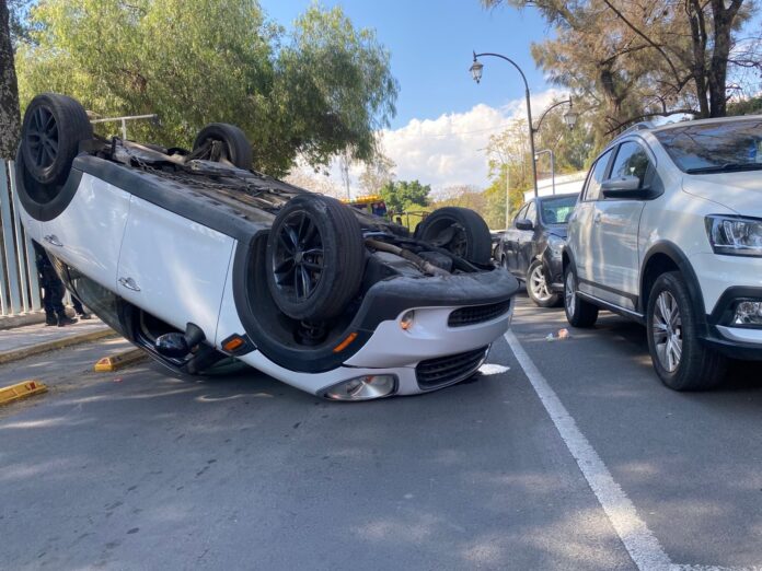 Auto vuelca y choca dos autos estacionados - Noticias de Querétaro