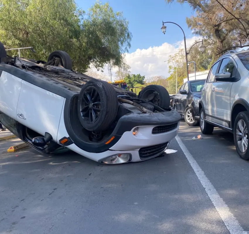 Auto vuelca y choca dos autos estacionados