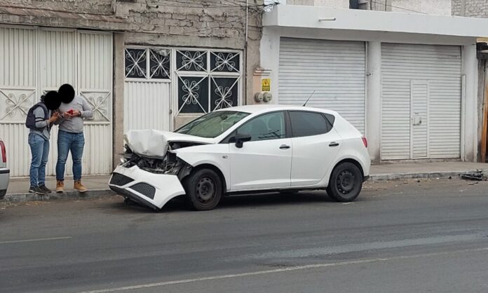Automovilista se va contra camioneta por ir viendo su celular ...
