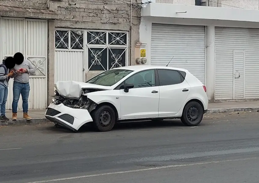 Automovilista se va contra camioneta por ir viendo su celular