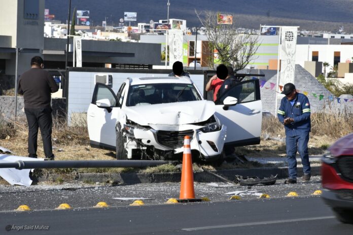 Automovilista se va contra luminaria en el Fray Junípero Serra (2 ...