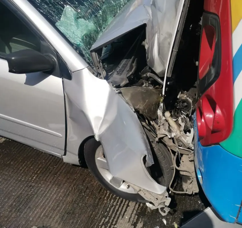 Automovilista se va contra ruta de Qrobús