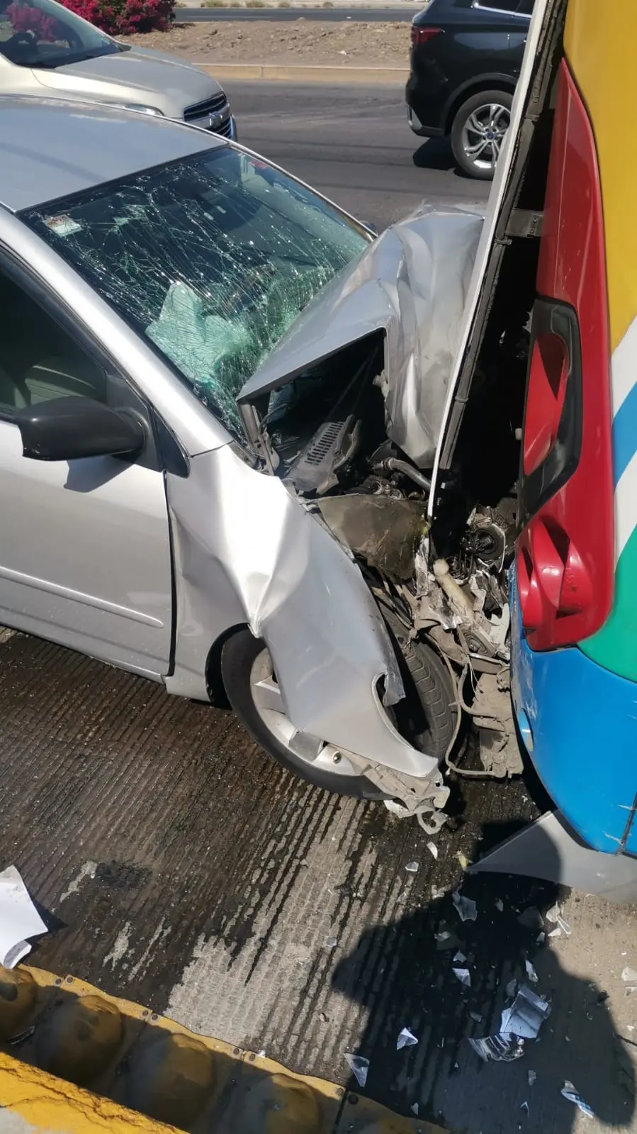 Automovilista se va contra ruta de Qrobús | Automovilista se va contra ruta de Qrobús   Noticias de Querétaro