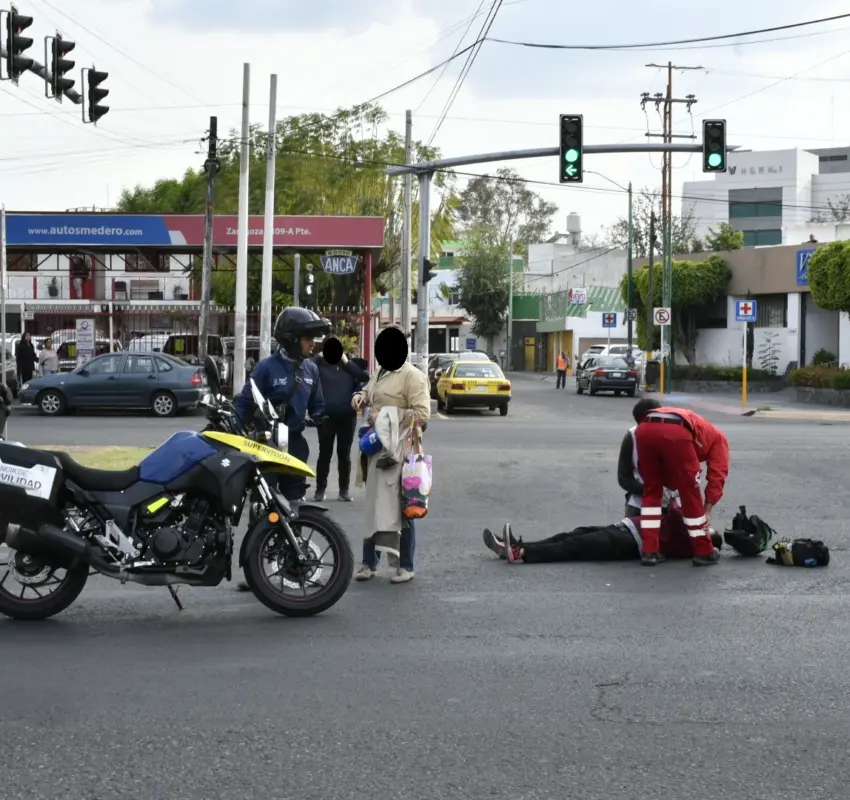 Auxilian a mujer que se desvaneció en Av. Zaragoza