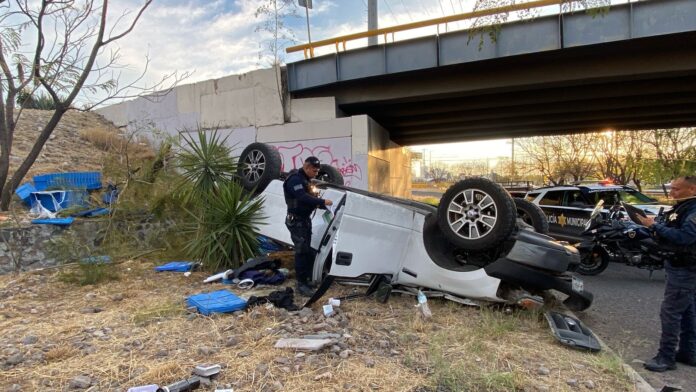 Cae roca sobre boulevard de la Nación, afectando un carril ...