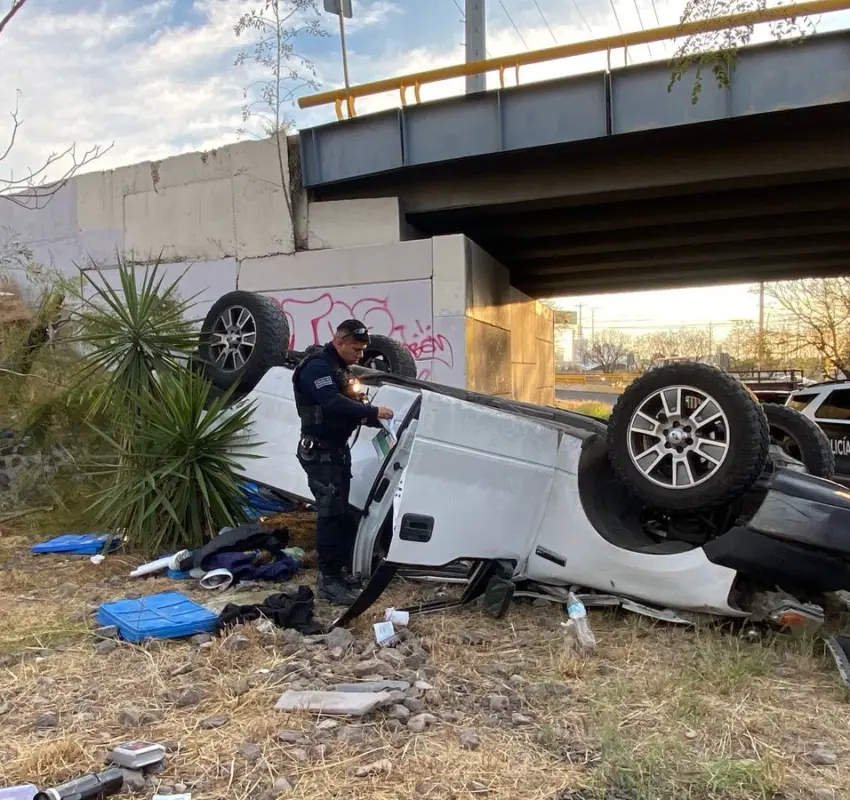 Cae roca sobre boulevard de la Nación, afectando un carril