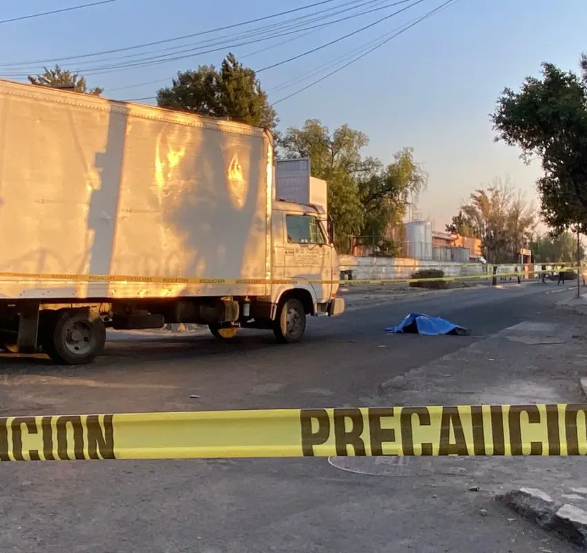 Camión atropella y mata a un adulto mayor