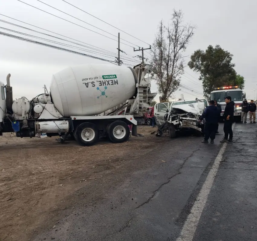 Camioneta de seguridad privada es impactada y proyectada contra revolvedora