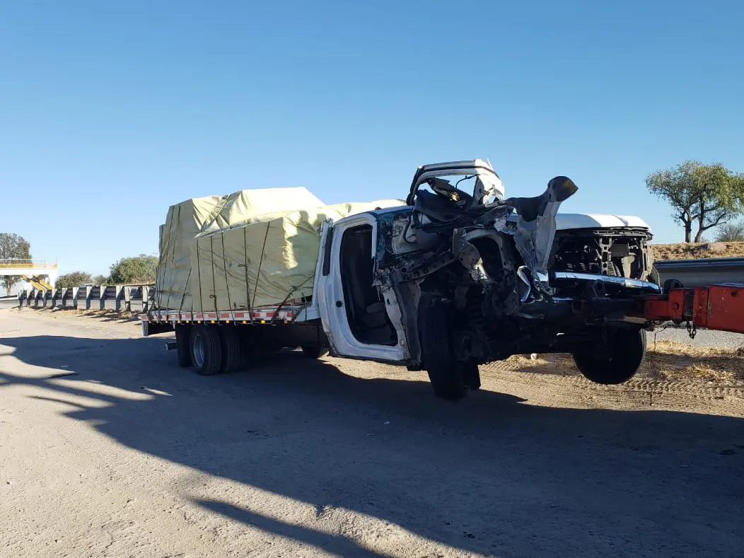 Camioneta plataforma destrozada tras chocar contra tráiler | Camioneta plataforma destrozada tras chocar contra tráiler