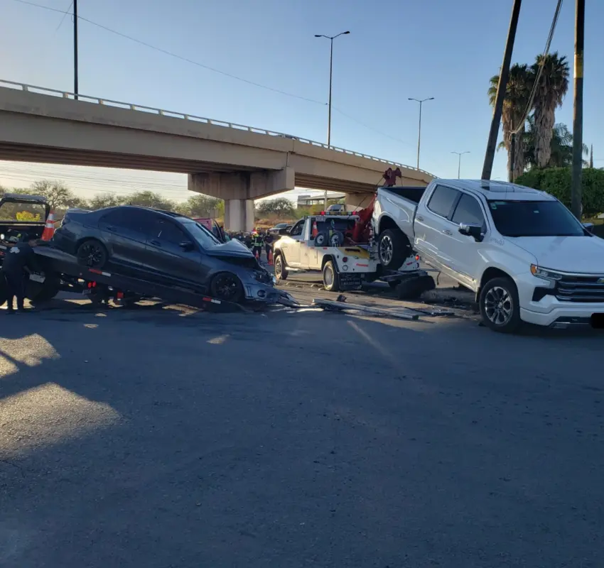 Chocan camioneta y auto en SJR