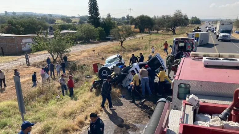 Chocan tres vehículos y uno vuelca