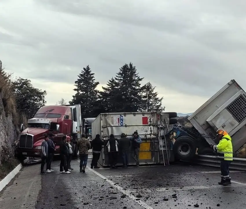 Choque múltiple de tráileres en autopista Toluca-Ixtlahuaca provoca cierre vial