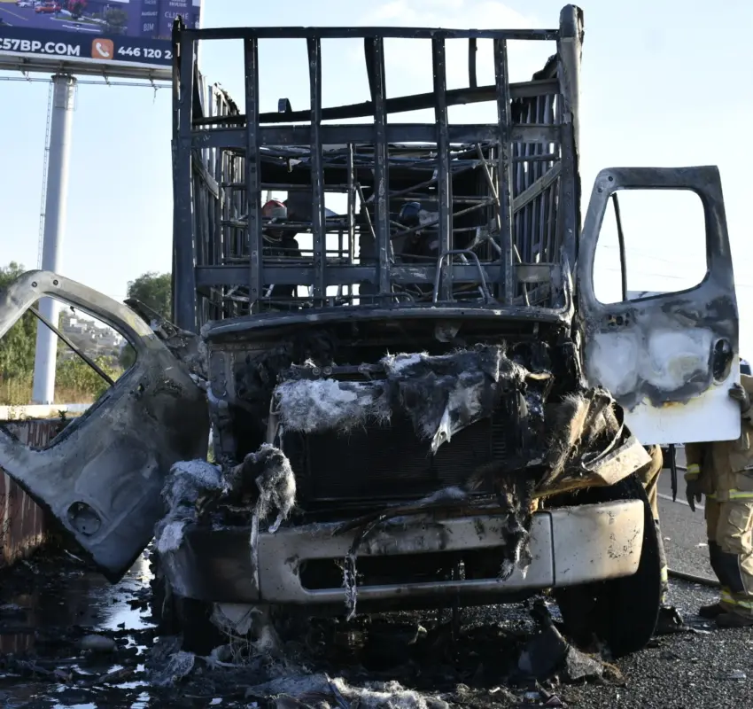 Corto circuito provoca incendio de camión cargado con línea blanca