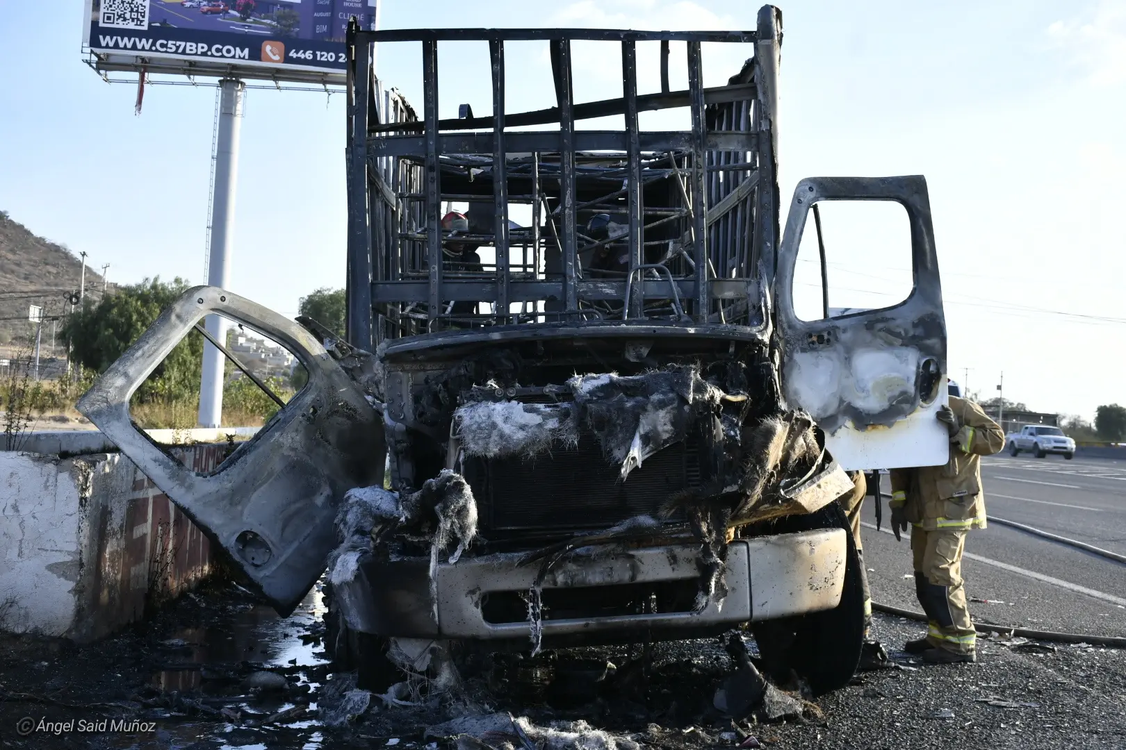 Corto circuito provoca incendio de camión cargado con línea blanca | Corto circuito provoca incendio de camión cargado con línea blanca