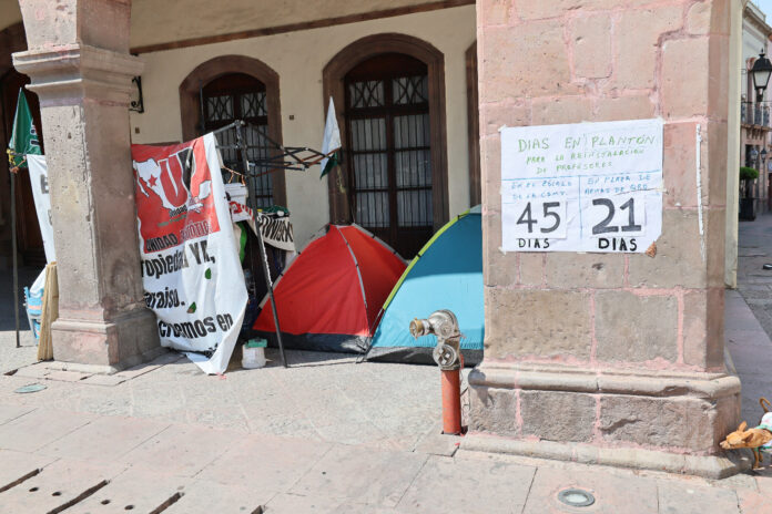 Docentes cesados esperan reinstalación - Noticias de Querétaro