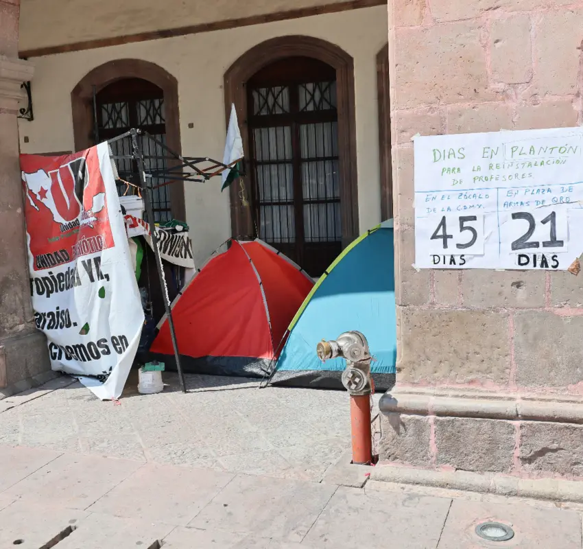 Docentes cesados esperan reinstalación