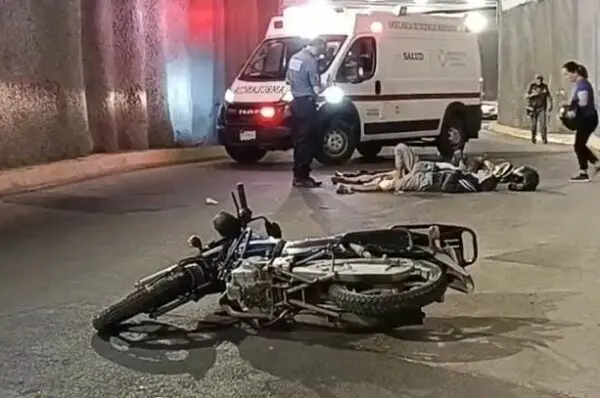 Dos lesionados por percance en moto