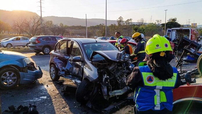 Dos prensados tras accidente en Bernardo Quintana - Noticias de ...