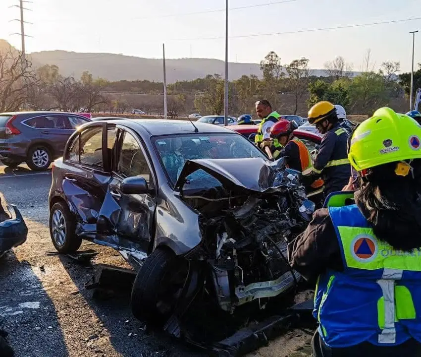 Dos prensados tras accidente en Bernardo Quintana