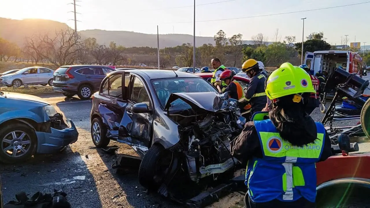 Dos prensados tras accidente en Bernardo Quintana   Noticias de