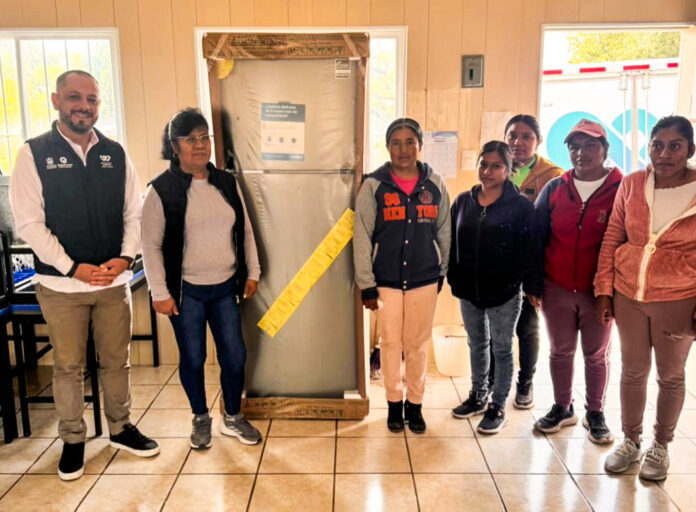 Entrega SEDIF mobiliario para aulas cocina escolares en Cadereyta ...