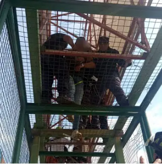 Impiden bomberos suicidio en Ecatepec