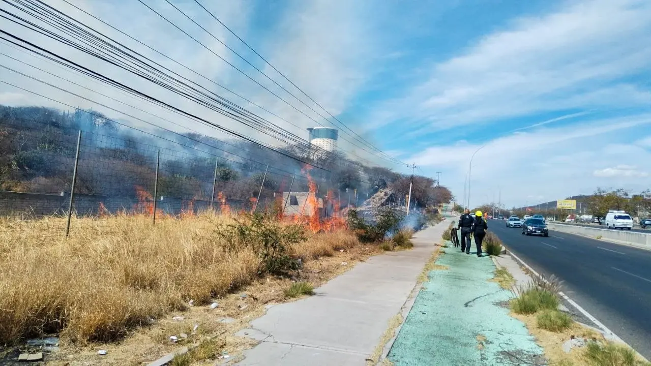 Incendio de pastizal movilizaron a CEPCQ   Noticias de Querétaro