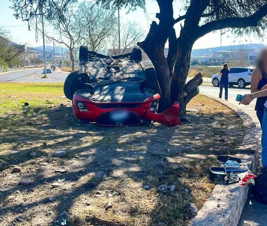 Le ganó la velocidad y volcó
