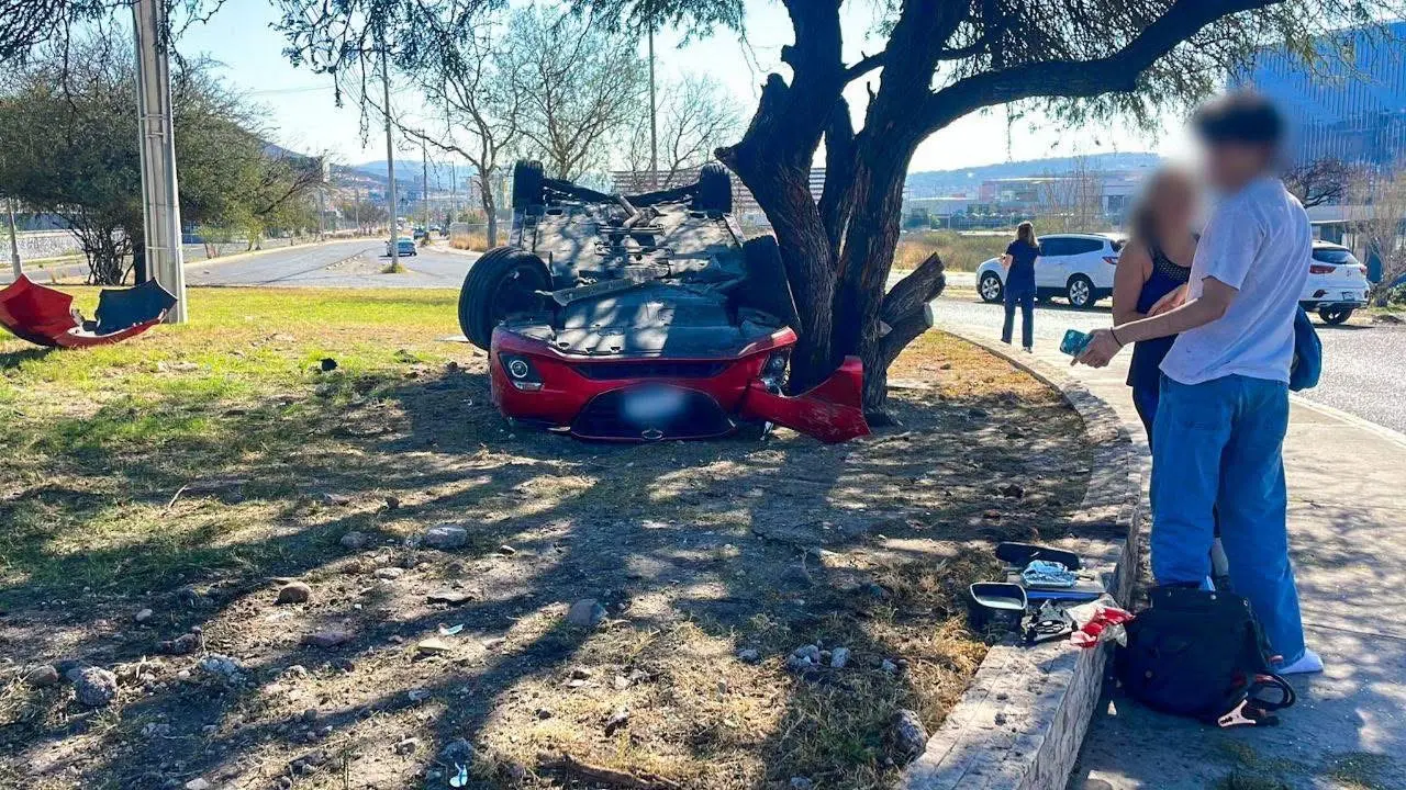 Le ganó la velocidad y volcó | Le ganó la velocidad y volcó   Noticias de Querétaro