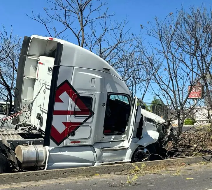 Operador de un tractocamión salió de Paseo de la República