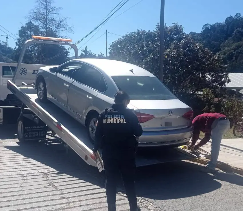 Por invasión de carril un auto chocó contra camioneta; no hubo heridos
