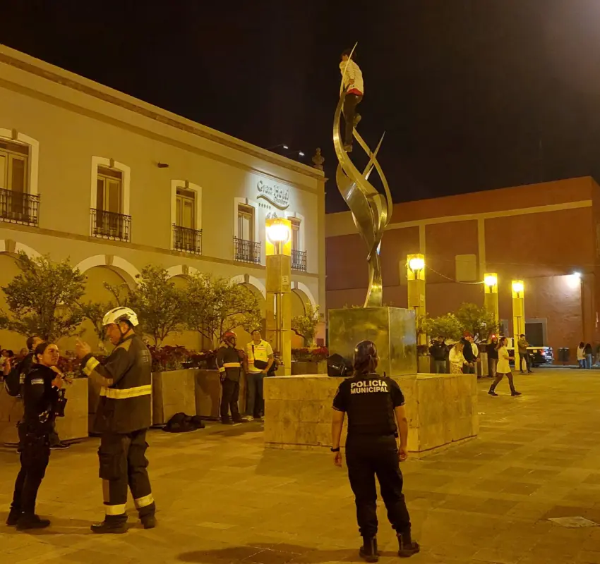 Rescatan a hombre que subió a monumento en plaza Constitución